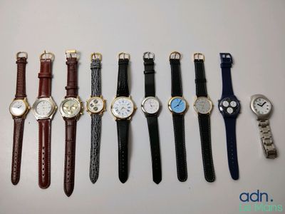 plusieurs types de montres sont alignés sur une table