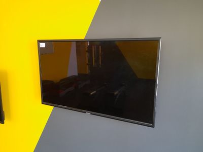 un téléviseur à écran plat accroché au mur de la chambre