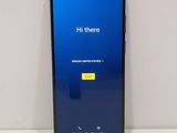 un gros plan d'un téléphone portable posé sur une table, dont l'écran est bleu