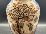 un vase bleu et blanc orné d'une image représentant un arbre
