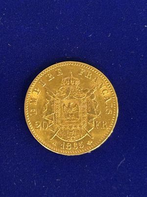 gros plan d'une pièce d'or sur une surface bleue