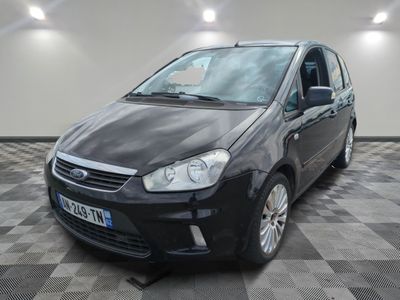 la photo d'une voiture noire garée dans un garage