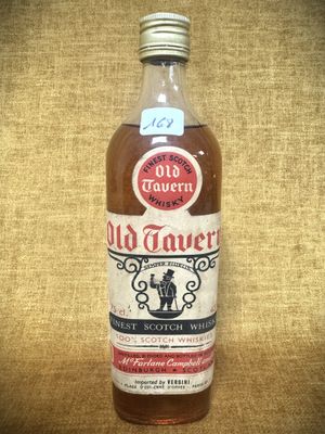 une vieille bouteille de whisky de taverne posée sur une table