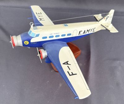 un avion jouet posé sur une table