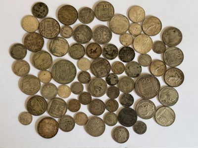 une pile de vieilles pièces de monnaie sur une surface blanche