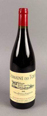 une bouteille de vin posée sur une table