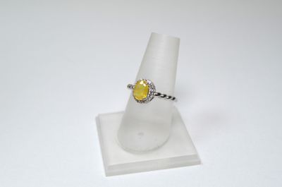 Bague en saphir jaune et diamants montée sur une monture blanche