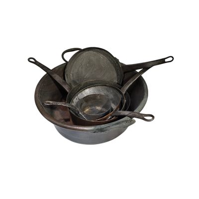 plusieurs casseroles et poêles sont empilées les unes sur les autres