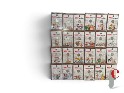 une photo d'une collection de pin's Disney exposée