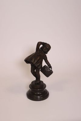 figurine en bronze représentant un homme portant un seau et un sac