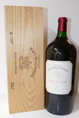 une bouteille de vin posée à côté d'une caisse en bois