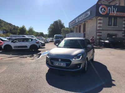 une voiture garée sur un parking devant un immeuble