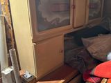 un chat assis sur un lit dans une chambre