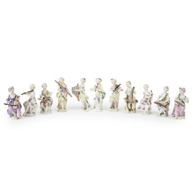 un ensemble de figurines en porcelaine représentant des personnes avec des instruments de musique