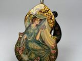 une image représentant un vase décoratif orné d'une femme
