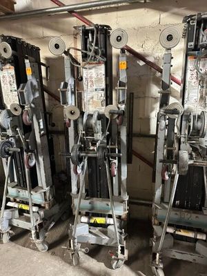 many machines that are sitting in a room