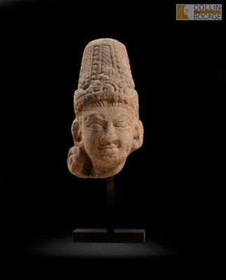 un gros plan d'une statue représentant une tête sur fond noir