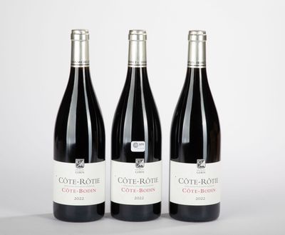 trois bouteilles de vin posées l'une à côté de l'autre sur une table