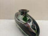 un vase en verre orné d'un motif vert et noir