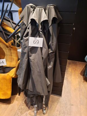 un manteau accroché au mur à côté d'une chaise