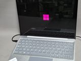 un ordinateur portable avec un autocollant rose sur l'écran