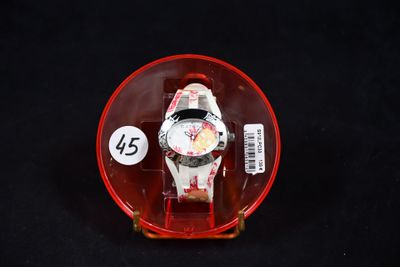 une montre dans un écrin rouge posée sur un fond noir