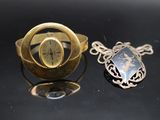 une bague en or sertie d'une pierre, à côté d'une autre bague en or sertie d'une pierre