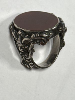 Lourde bague baroque à table de cornaline