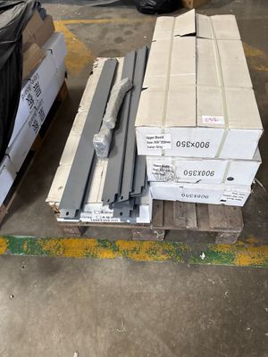 une pile de boîtes sur une palette dans un entrepôt