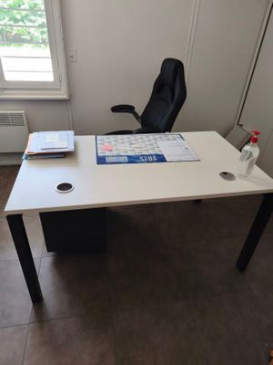 the desk in the office is empty and ready to be used
