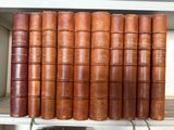 beaucoup de vieux livres sur une étagère dans une bibliothèque