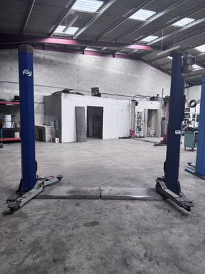 une photo d'un garage rempli de matériel