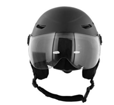 le casque est noir et comporte un étau transparent