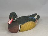un canard en bois posé sur une table