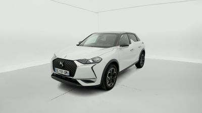 une voiture blanche dans une pièce blanche sur fond blanc