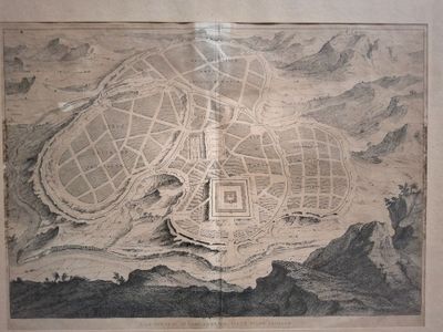 un vieux dessin représentant le plan d'une ville accroché au mur
