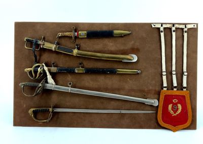 a lot of different types of knives on the table