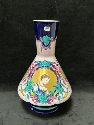 un vase sur lequel figure la photo d'une femme