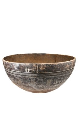 un gros plan d'un bol en métal sur fond blanc