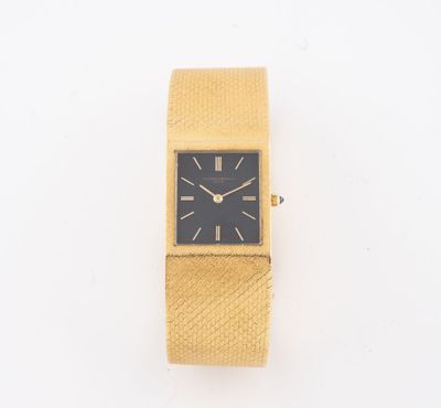 une photo d'une montre-bracelet en or avec un cadran noir
