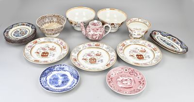 de nombreux types d'assiettes et de bols différents sur la table