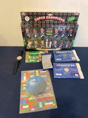 le contenu d'un kit de football, comprenant un ballon, un DVD et d'autres articles