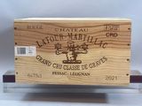 une boîte en bois portant une étiquette