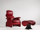 un fauteuil en cuir rouge et un pouf dans une pièce blanche