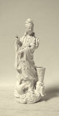 une statue représentant une femme tenant un pot et un chat