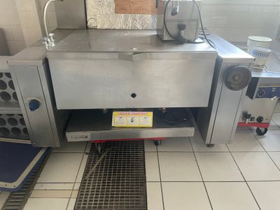 une image d'une cuisine commerciale avec des appareils en acier inoxydable
