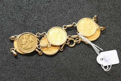 Gros plan sur un bracelet en or orné de pièces de monnaie