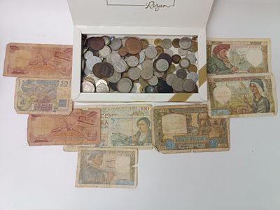 une boîte blanche remplie de toutes sortes de billets et de pièces