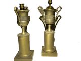 deux vases en or empilés l'un sur l'autre