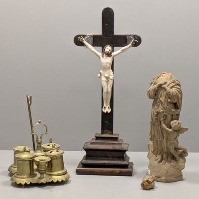une statue de Jésus sur la croix, à côté d'autres statues